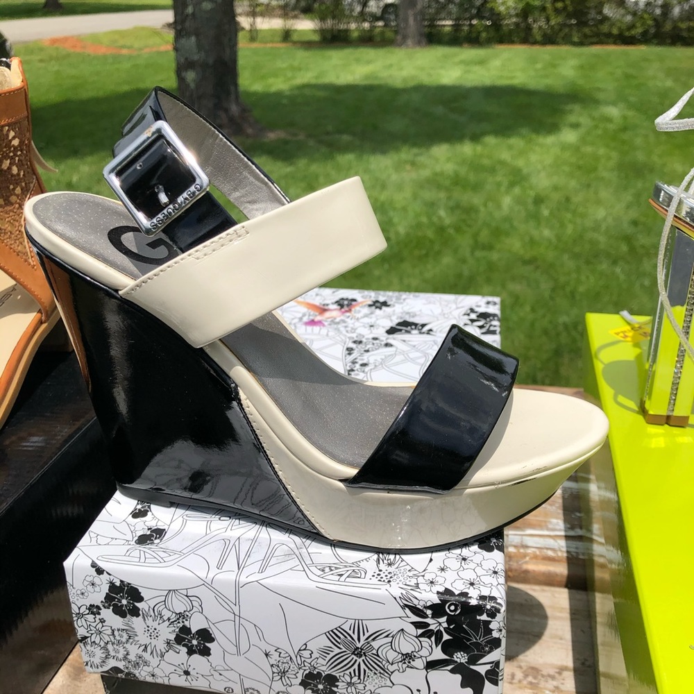 Guess wedge size 7